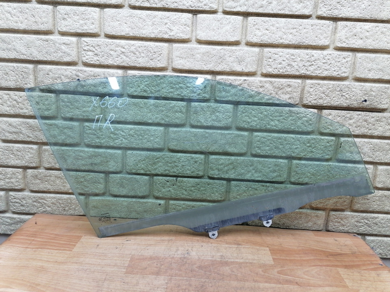 стекло двери передней правой Toyota Avensis 1 поколение (T220) 1999, 1.8 л., 7A-FE, бензин, МКПП, лифтбэк - фото №1