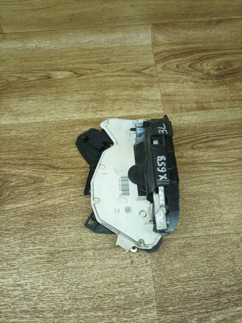 замок двери задней левой Skoda Rapid 1 поколение 2015, 1.6 л., CWVA, бензин, МКПП, лифтбэк, 5E0839015A - фото №1