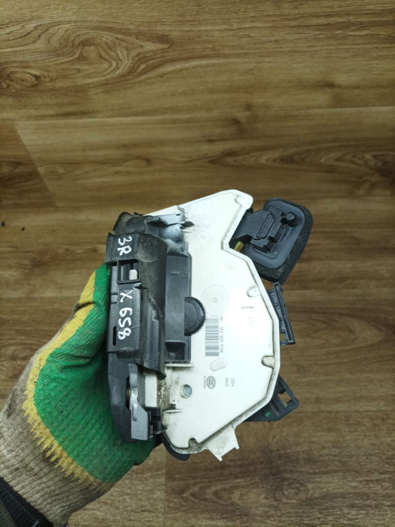 замок двери задней правой Skoda Rapid 1 поколение 2015, 1.6 л., CWVA, бензин, МКПП, лифтбэк, 5E0839016A - фото №1