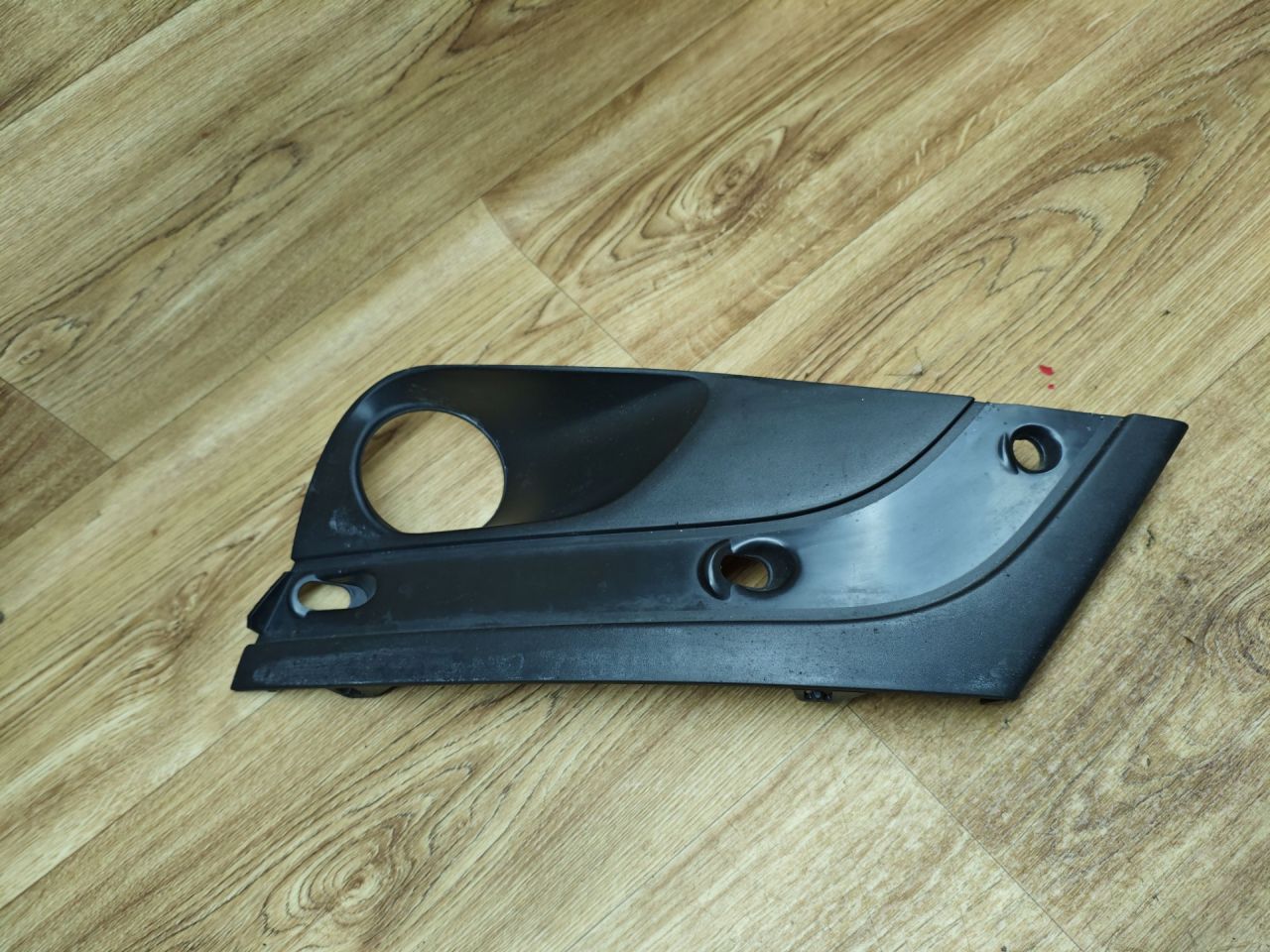 рамка фары противотуманной левой Lada Vesta 1 поколение 2017, 1.6 л., бензин, МКПП, седан, 8450008881 - фото №1