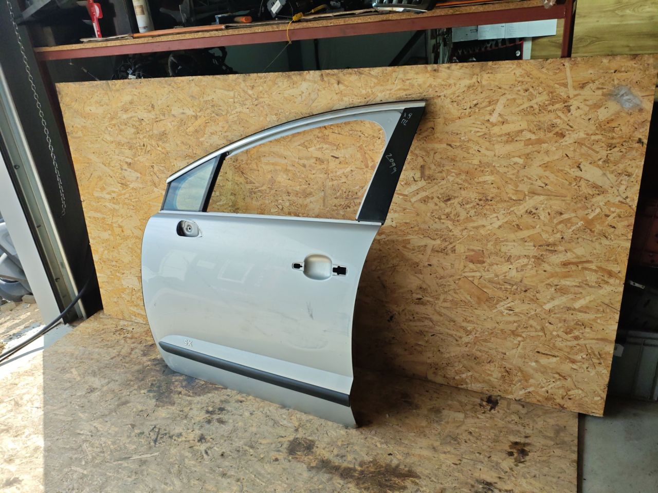 дверь передняя левая Peugeot 3008 1 поколение 2010, 1.6 л., 9HR (DV6C), дизель, робот, внедорожник 5 дв. - фото №1