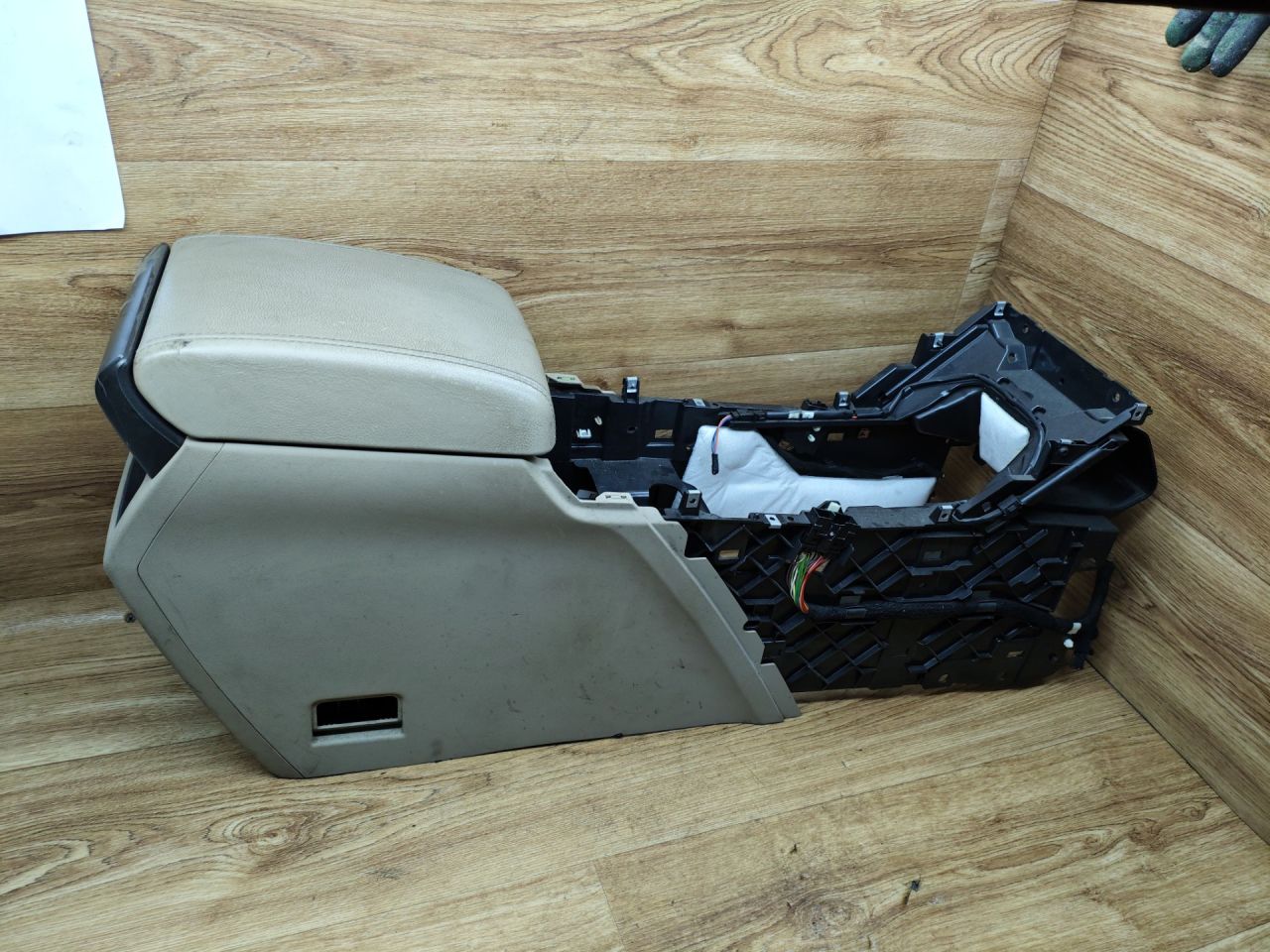 подлокотник Land Rover Range Rover Evoque L538 2012, 2.2 л., 224DT, дизель, МКПП, внедорожник 5 дв. - фото №1
