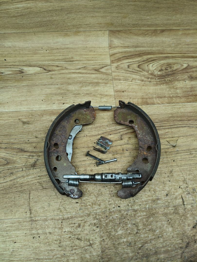 механизм развода задних тормозных колодок левый Lada Vesta 1 поколение 2017, 1.6 л., бензин, МКПП, седан - фото №1