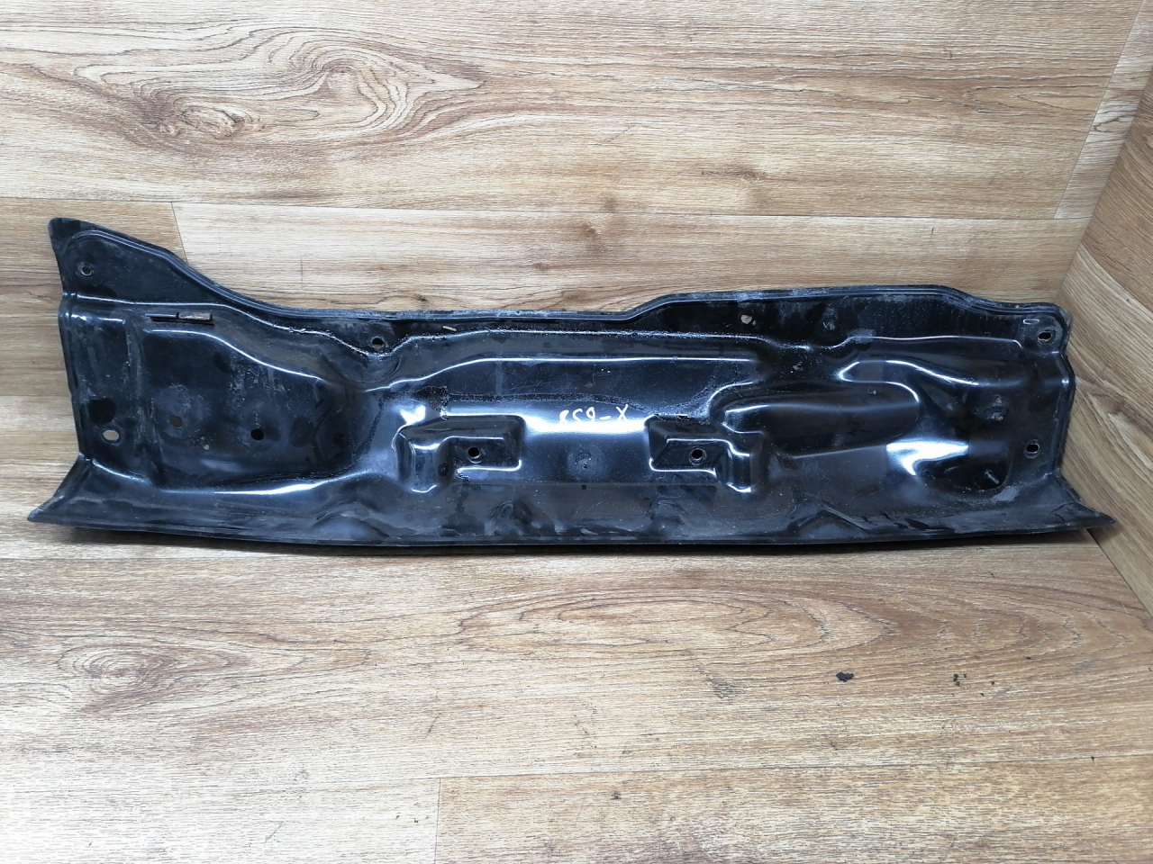 водосток капота Skoda Rapid 1 поколение 2015, 1.6 л., CWVA, бензин, МКПП, лифтбэк, 6RA805275 - фото №1