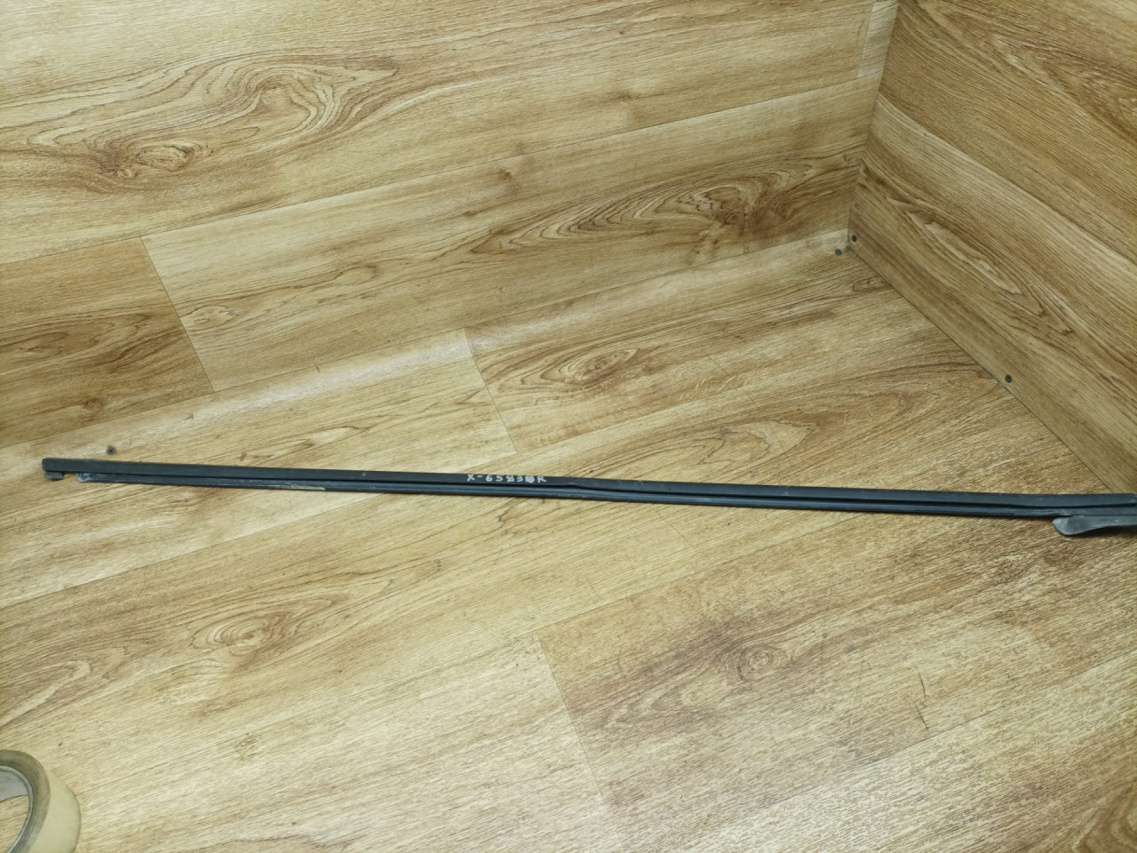 молдинг стекла Skoda Rapid 1 поколение 2015, 1.6 л., CWVA, бензин, МКПП, лифтбэк, 5JA839478 - фото №1