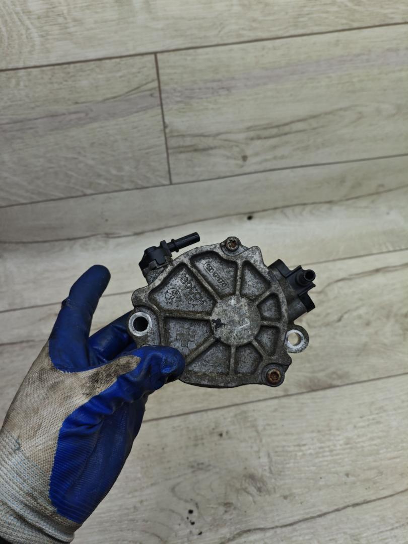 насос вакуумный Peugeot 308 T9 2015, 1.6 л., дизель, МКПП, универсал, 9804021880 - фото №1