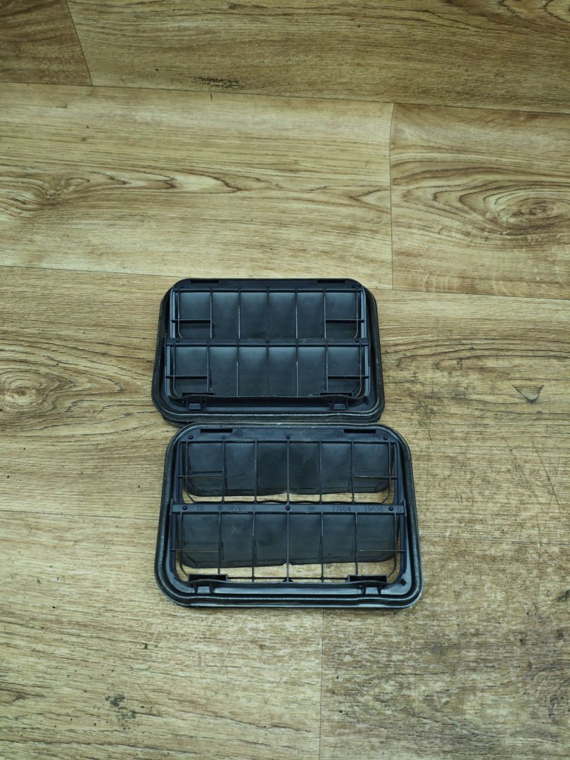 решетка вентиляции багажника Lada Vesta 1 поколение 2021, 1.6 л., H4M, бензин, вариатор, универсал, 7700838358 - фото №1