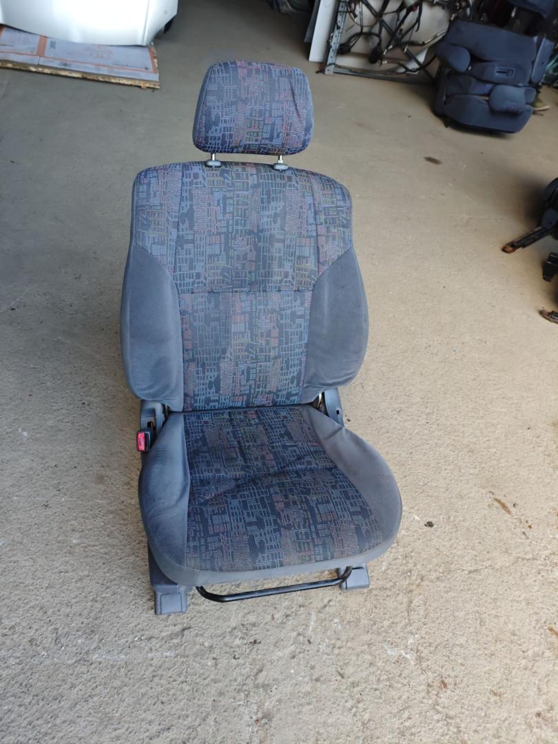 сиденье переднее Toyota Picnic 1 поколение XM10 2000, 2.2 л., дизель, МКПП, минивэн - фото №1