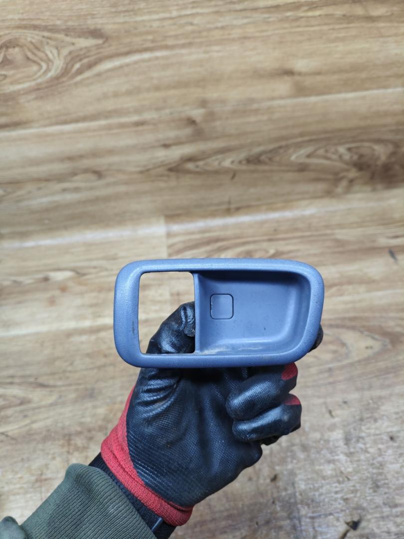 ручка внутренняя передняя левая Toyota Picnic 1 поколение XM10 2000, 2.2 л., дизель, МКПП, минивэн - фото №1