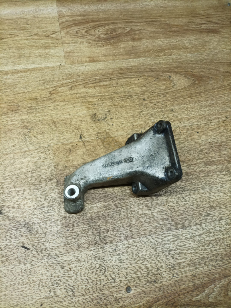 кронштейн двигателя SsangYong Musso 1 поколение 1998, 2.9 л., MB-OM 662, дизель, МКПП, внедорожник 5 дв., 6622233604 - фото №1