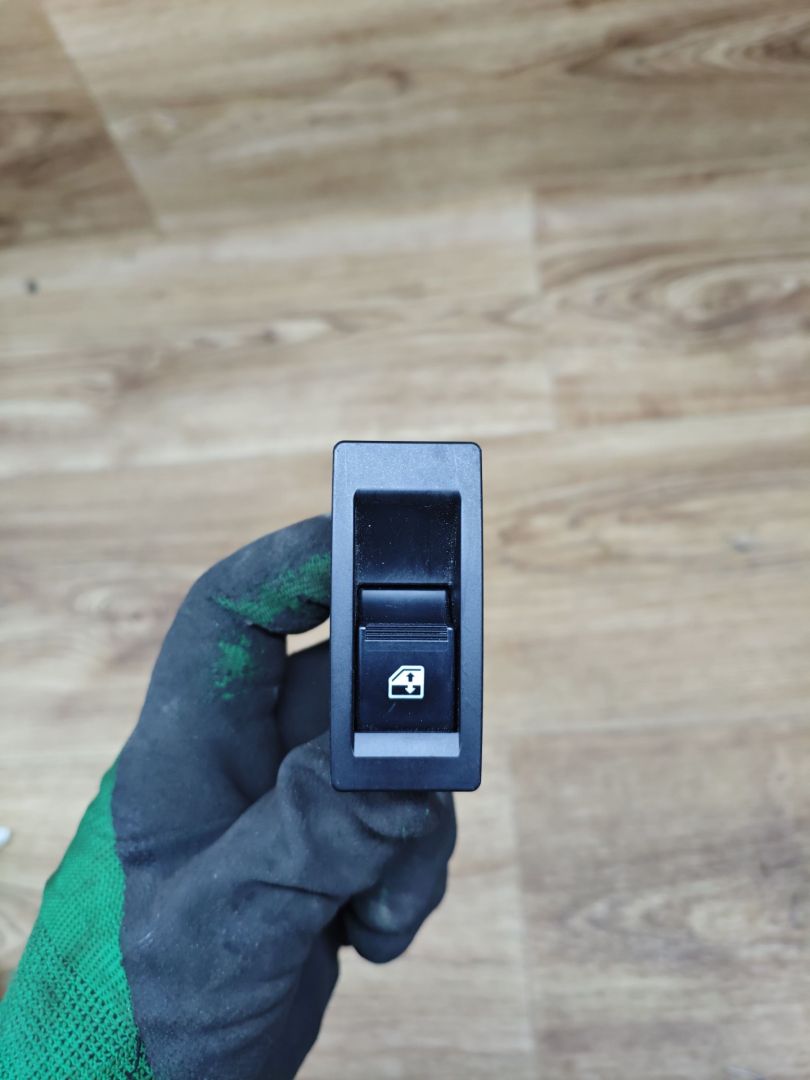 кнопка стеклоподъемника двери задней Lada Vesta 1 поколение 2021, 1.6 л., H4M, бензин, вариатор, универсал, 8450006925 - фото №1