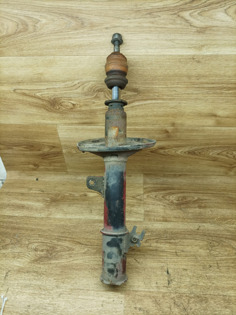 амортизатор передний левый Lexus RX 1 поколение 2000, 3.0 л., 1MZ-FE, бензин, АКПП, внедорожник 5 дв., полный привод - фото №1