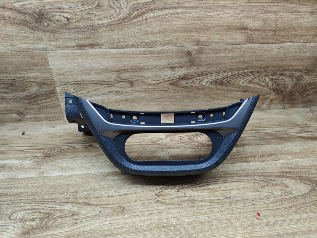 консоль салона Lada Vesta 1 поколение 2017, 1.6 л., бензин, МКПП, седан, 8450007453 - фото №1