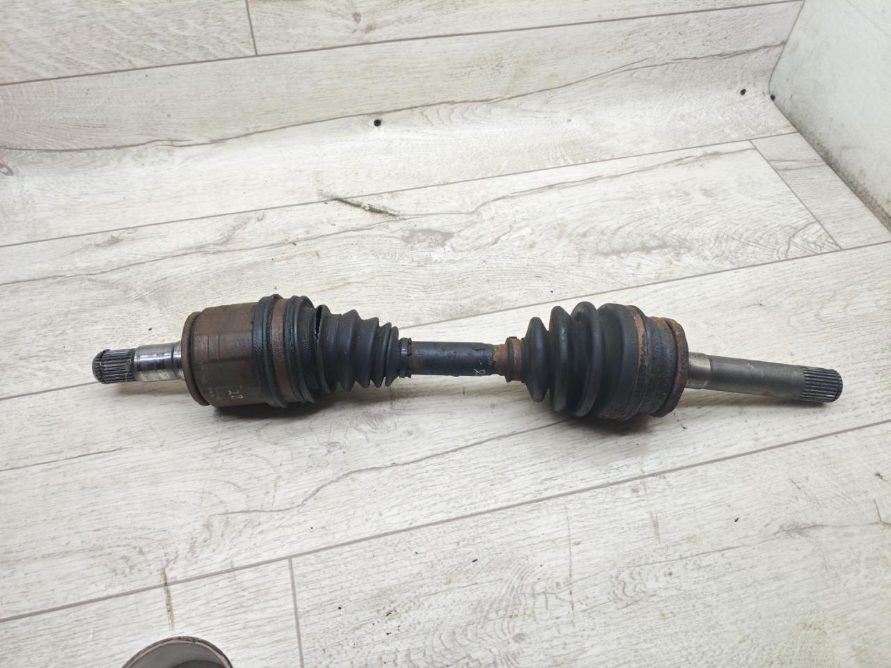 полуось передняя левая (приводной вал, ШРУС) Hyundai Terracan 1 поколение 2004, 2.5 л., дизель, АКПП, внедорожник 5 дв. - фото №1