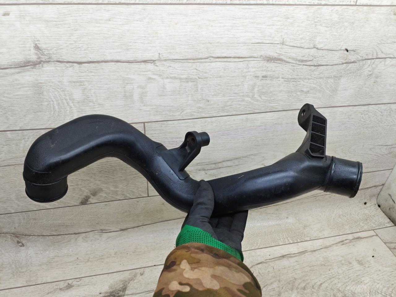 патрубок интеркулера Toyota Avensis 1 поколение (T220) (1997 - 2000), 2.0 л., 2C-TE, дизель, МКПП, седан - фото №1