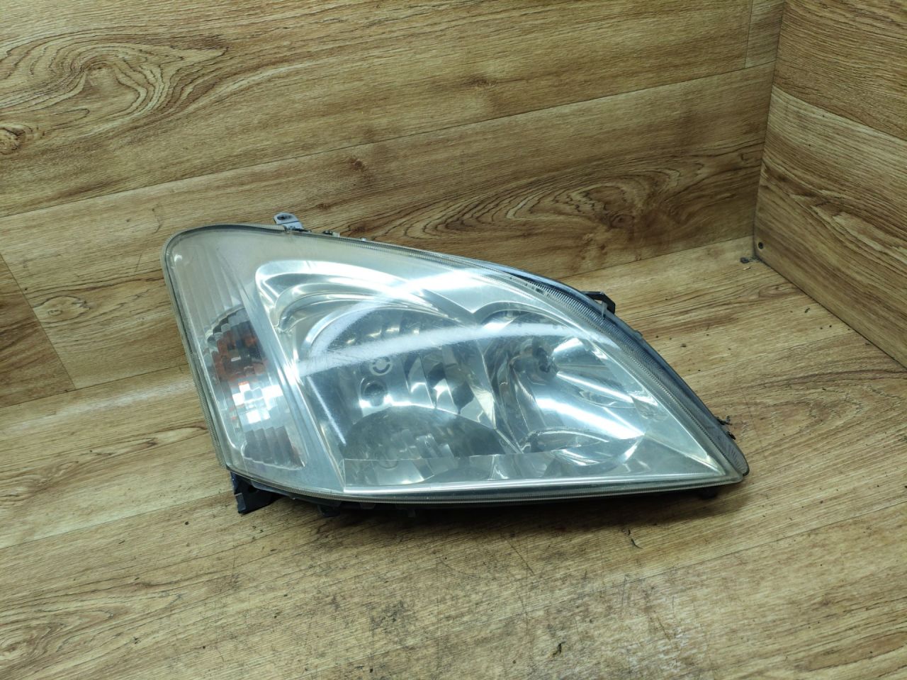 фара правая Toyota Corolla 9 поколение (E120/E130) 2002, 1.4 л., 4ZZ-FE, бензин, МКПП, хетчбэк 5 дв., 81110-02160-00, 89006311 - фото №1