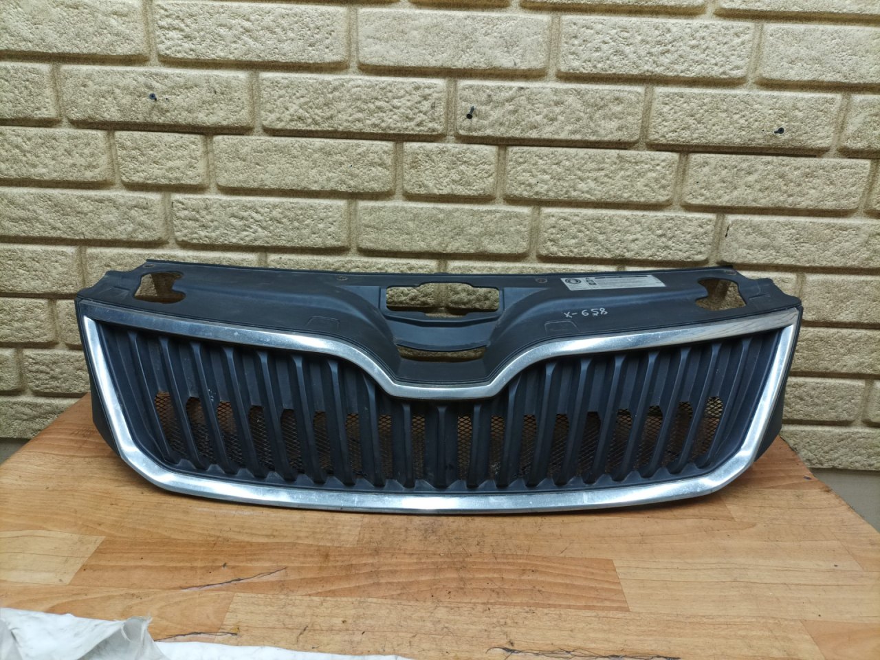 решетка радиатора Skoda Rapid 1 поколение 2015, 1.6 л., CWVA, бензин, МКПП, лифтбэк, 5JA853668 - фото №1