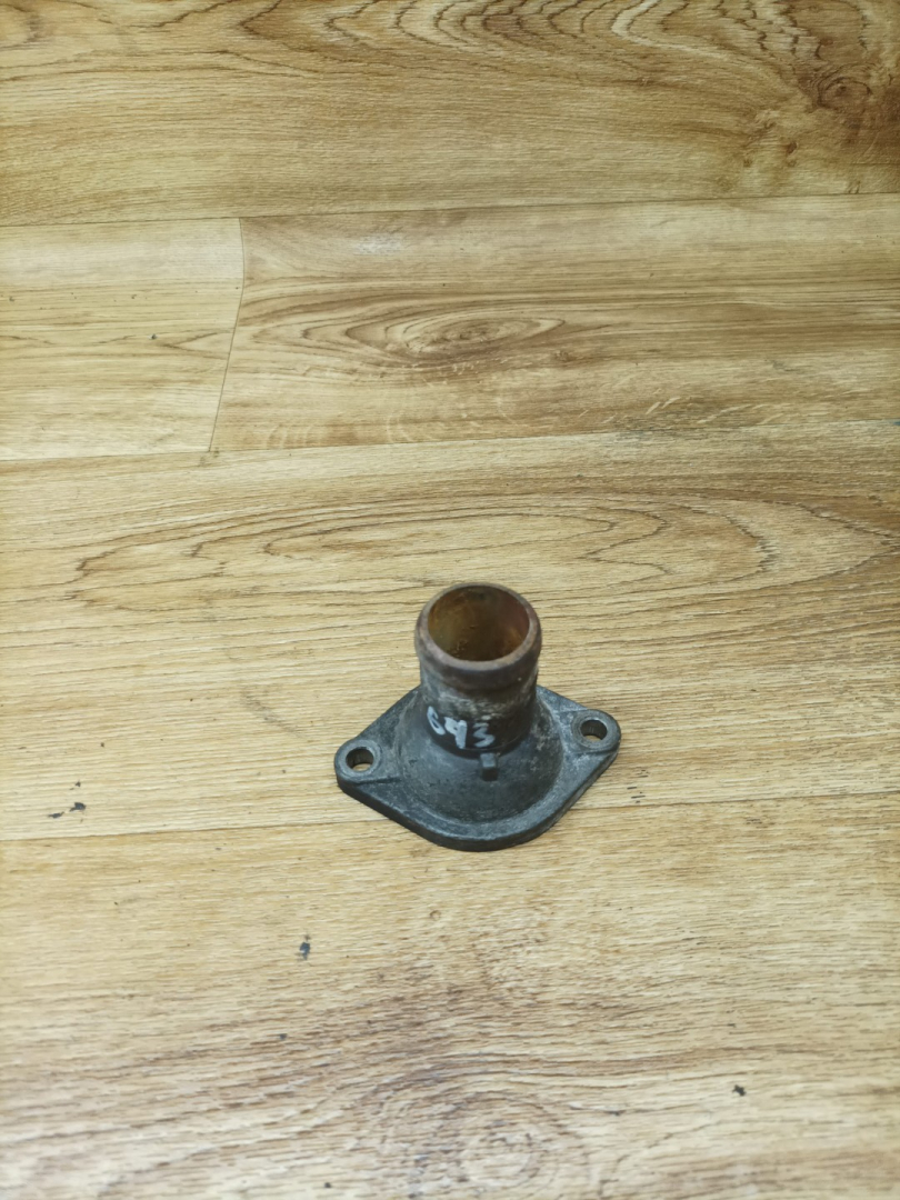 корпус термостата Hyundai Galloper 2 поколение 1999, 2.5 л., D4BH, дизель, МКПП, внедорожник 5 дв. - фото №1