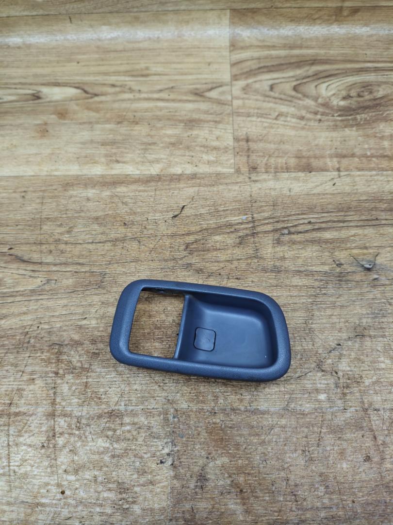 ручка внутренняя передняя правая Toyota Picnic 1 поколение XM10 2000, 2.2 л., дизель, МКПП, минивэн - фото №1