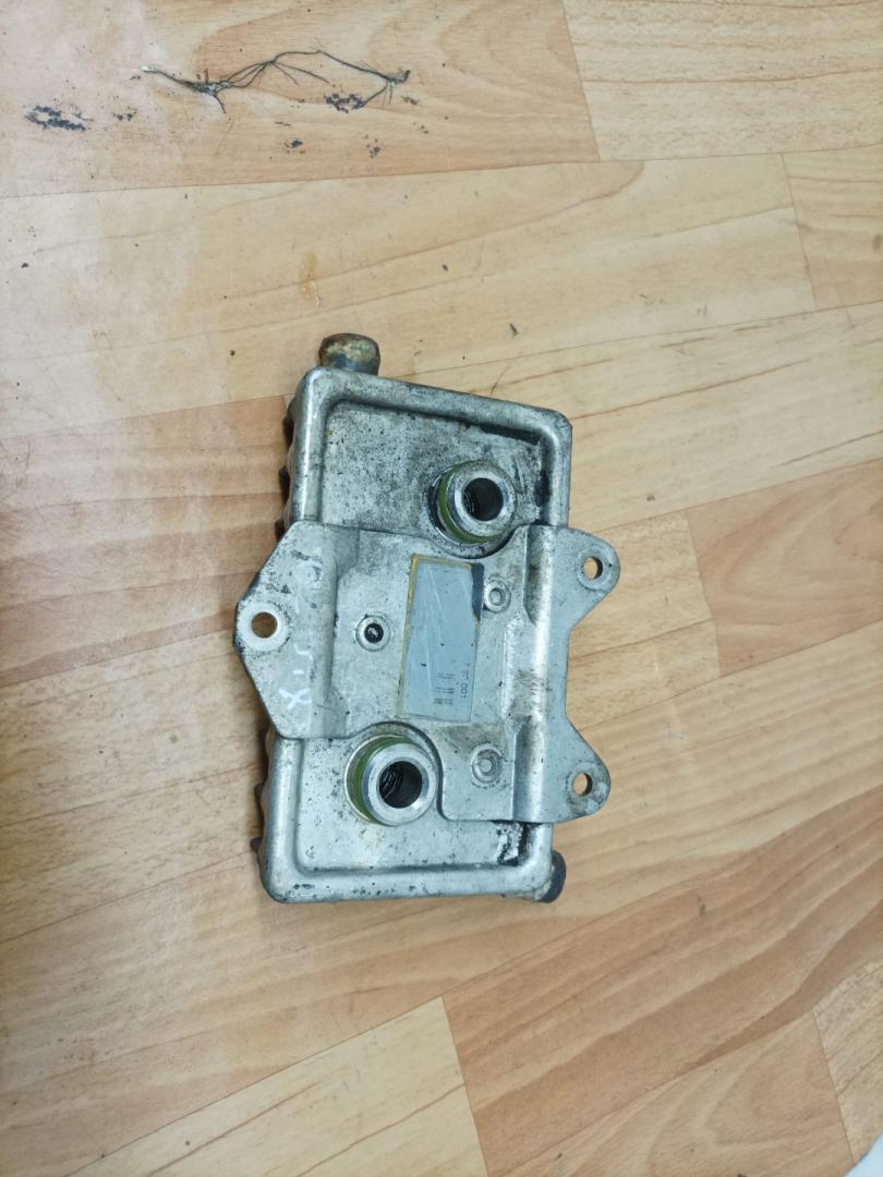 теплообменник масляного фильтра Mercedes-Benz Vito W638 1998, 2.3 л., дизель, МКПП, микроавтобус - фото №1