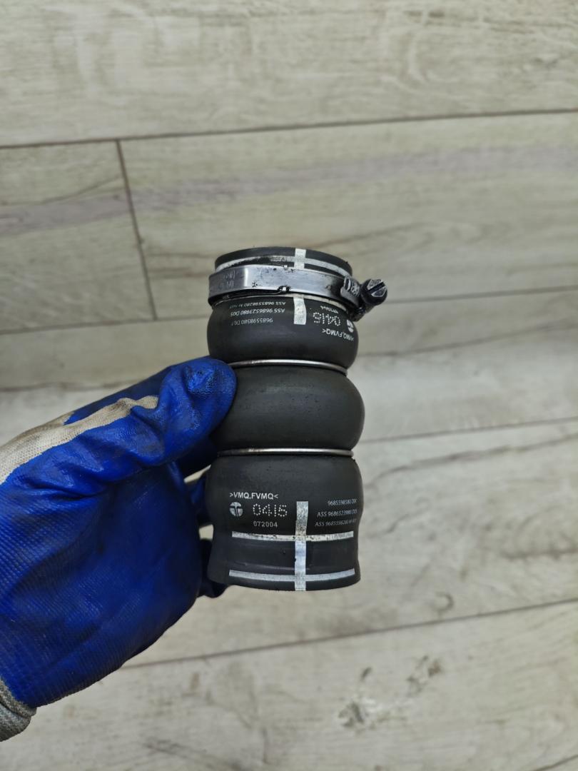 патрубок интеркулера Peugeot 308 T9 2015, 1.6 л., дизель, МКПП, универсал, 9685598580, 9686523980, 9685598280 - фото №1