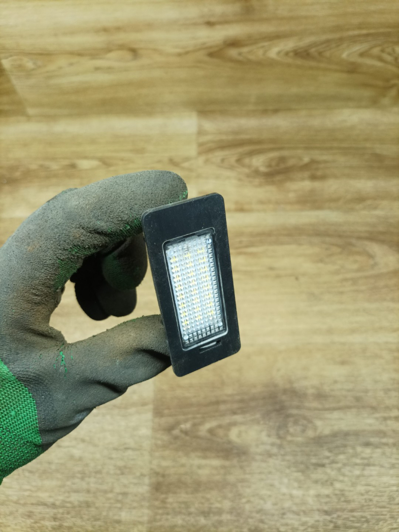 подсветка номера Skoda Rapid 1 поколение 2015, 1.6 л., CWVA, бензин, МКПП, лифтбэк - фото №1