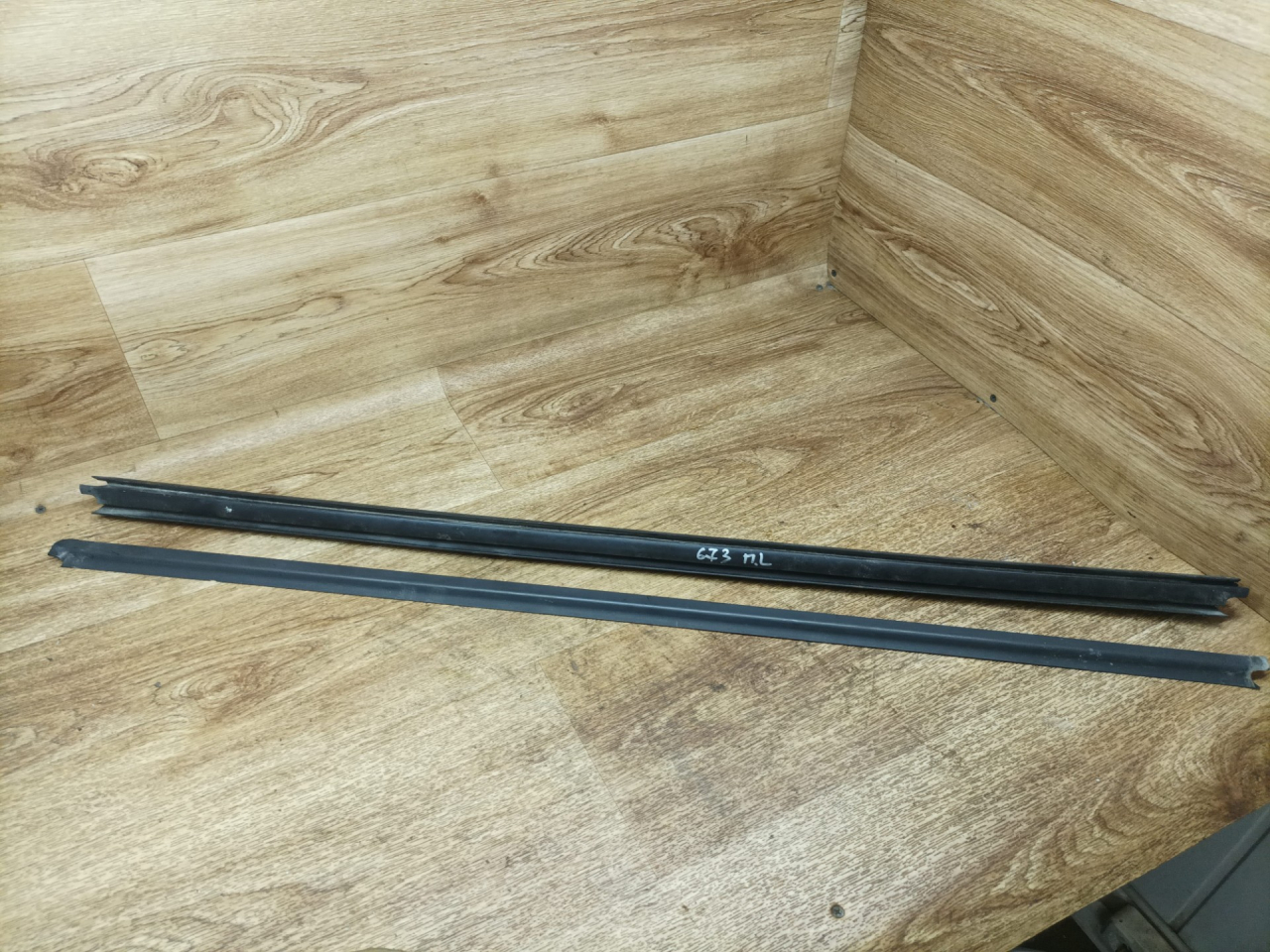 Уплотнитель стекла Renault Twingo 2 поколение 2009, 1.5 л., дизель, МКПП, хетчбэк 3 дв. - фото №1