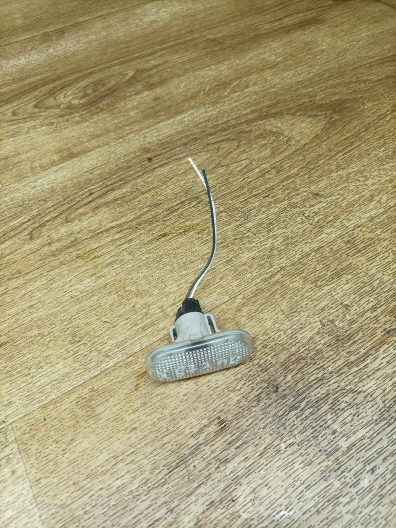 повторитель поворота на крыле правый Renault Twingo 2 поколение 2009, 1.5 л., дизель, МКПП, хетчбэк 3 дв., 8200257684 - фото №1