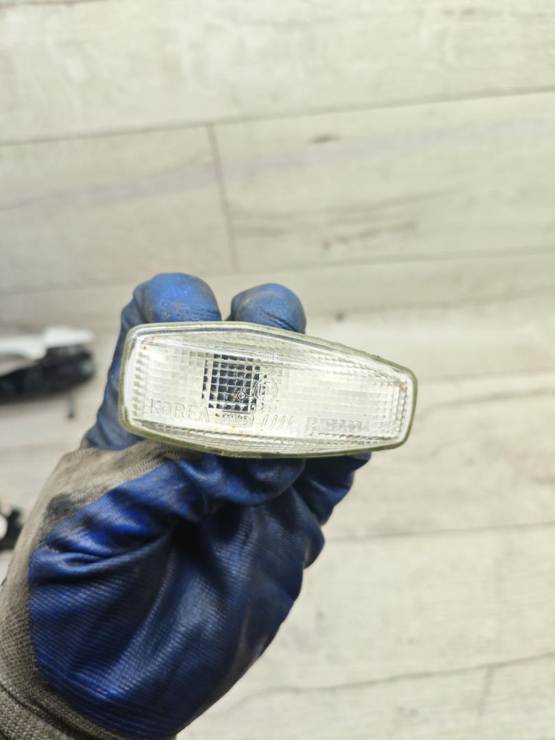 повторитель поворота на крыле правый Hyundai Terracan 1 поколение 2004, 2.5 л., дизель, АКПП, внедорожник 5 дв. - фото №1