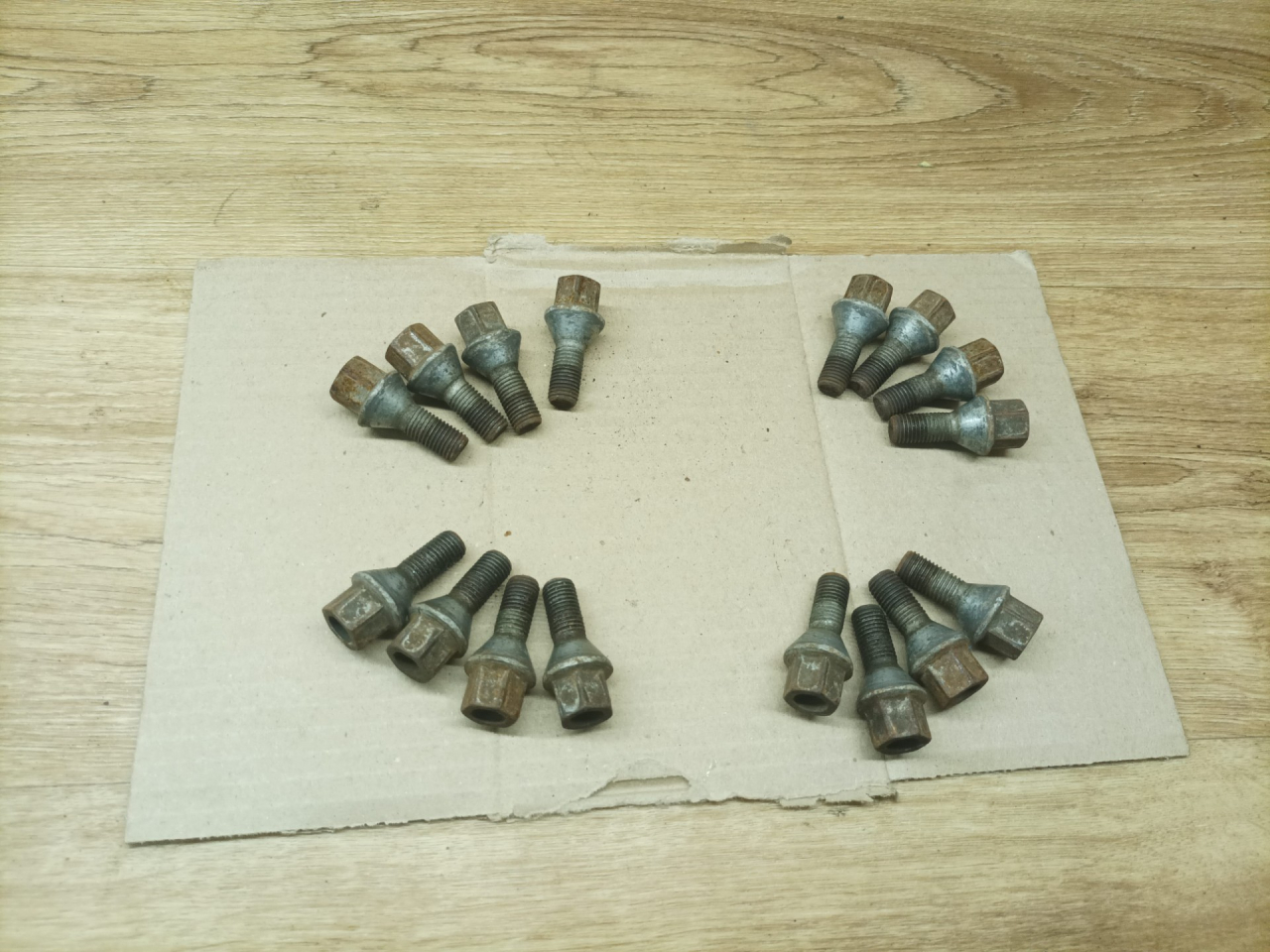 болт колесный Lada XRAY 1 поколение 2020, 1.8 л., бензин, МКПП, хетчбэк 5 дв. - фото №1