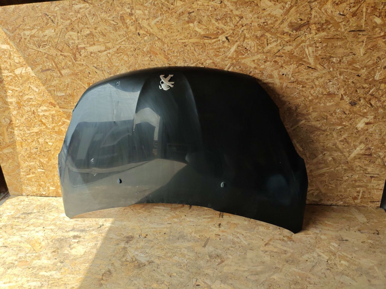 капот Peugeot 208 1 поколение 2012, 1.2 л., бензин, МКПП, хетчбэк 3 дв. - фото №1