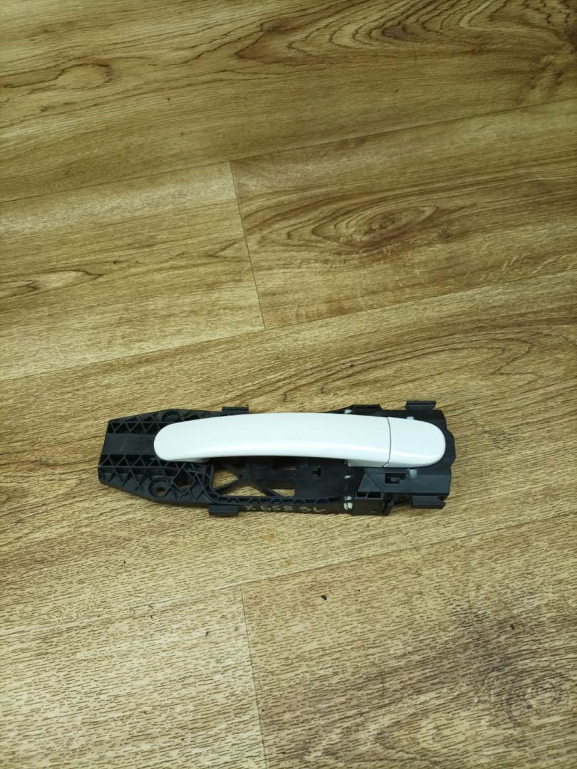 ручка наружная задняя левая Skoda Rapid 1 поколение 2015, 1.6 л., CWVA, бензин, МКПП, лифтбэк, 5N0839885H - фото №1