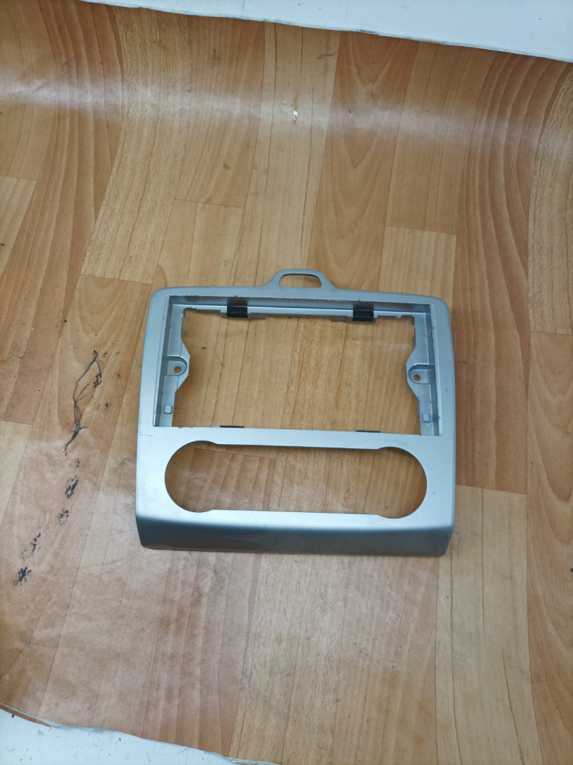 рамка под магнитолу Ford Focus 2 поколение 2006, 1.6 л., G8DB, дизель, МКПП, универсал - фото №1