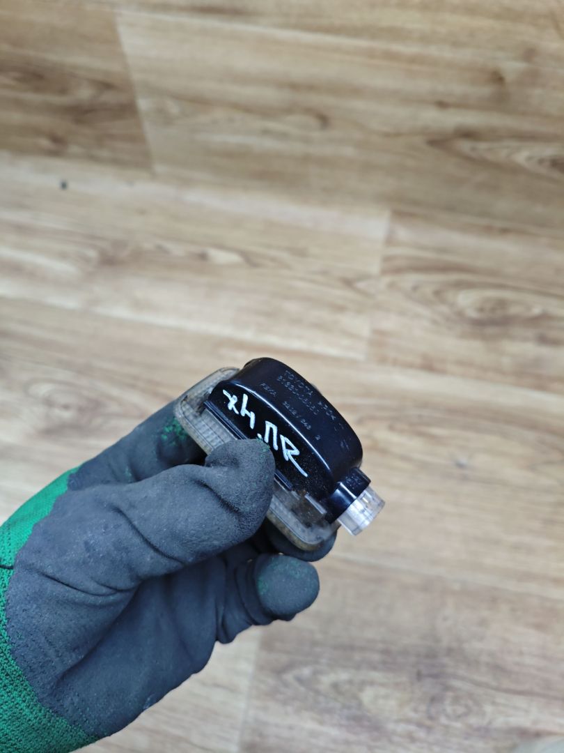 подсветка двери Toyota Avensis 3 поколение (T270) 2010, 2.0 л., 1AD-FTV, дизель, МКПП, седан, 81330-05050 - фото №1
