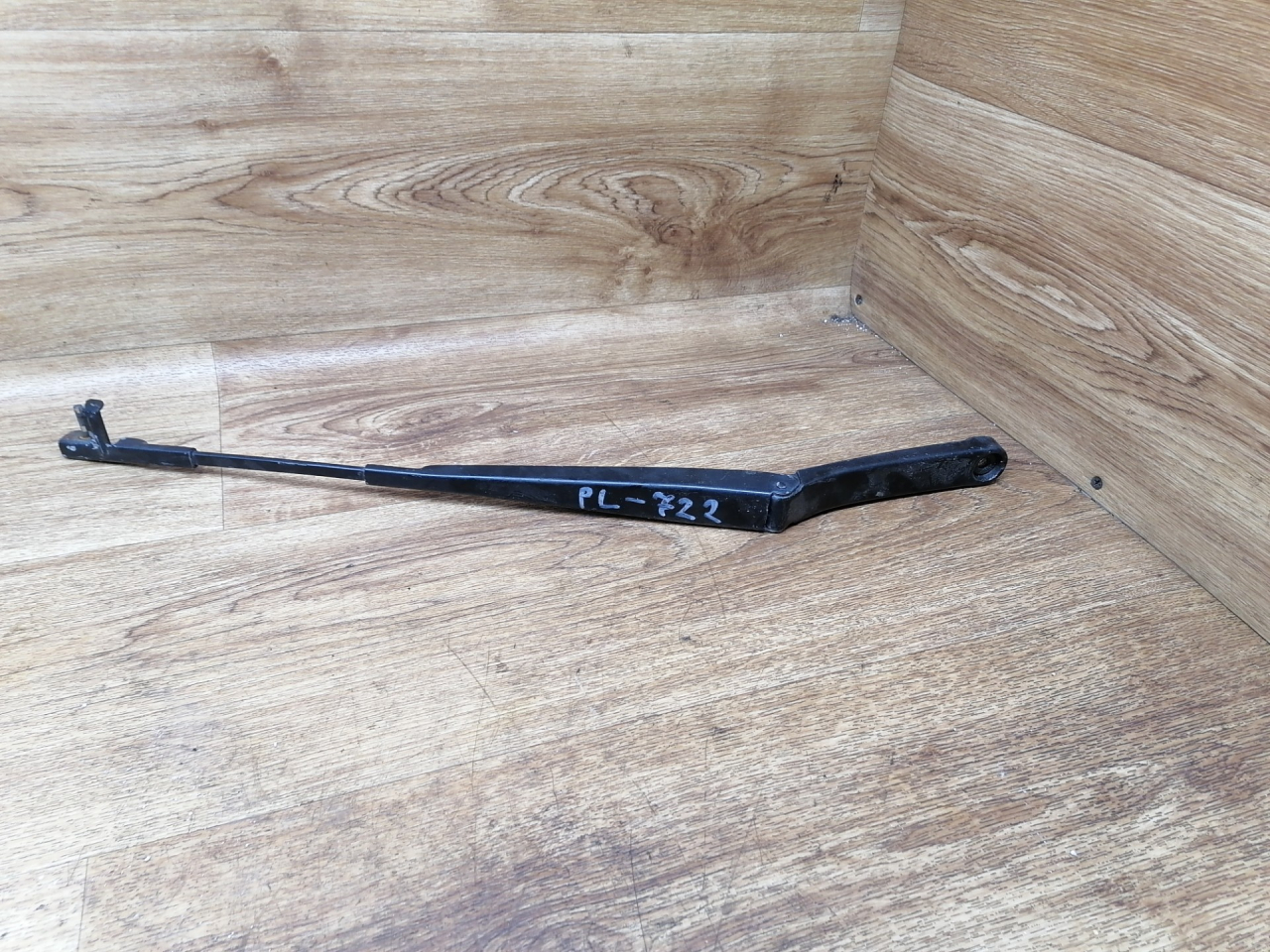 щеткодержатель (поводок стеклоочистителя, дворник) Skoda Octavia 2 поколение (A5) 2006, 1.6 л., BGU, бензин, МКПП, лифтбэк, 1Z1955409 - фото №1