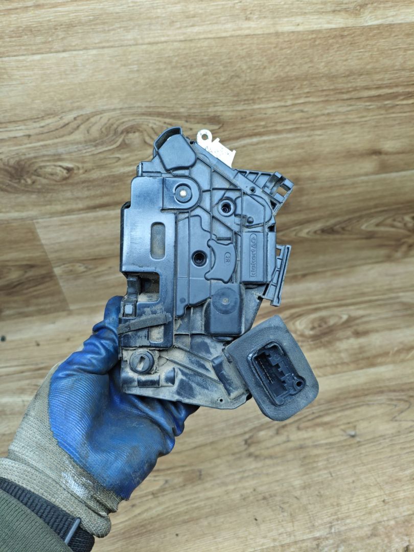 замок двери задней правой Volkswagen Polo 5 поколение 2011, 1.6 л., CFNA, бензин, МКПП, седан, 5K4839016F - фото №1