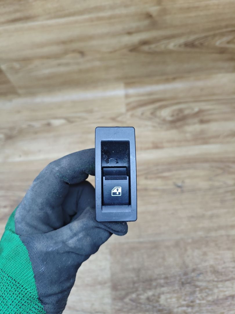 кнопка стеклоподъемника двери задней Lada Vesta 1 поколение 2021, 1.6 л., H4M, бензин, вариатор, универсал, 8450006925 - фото №1