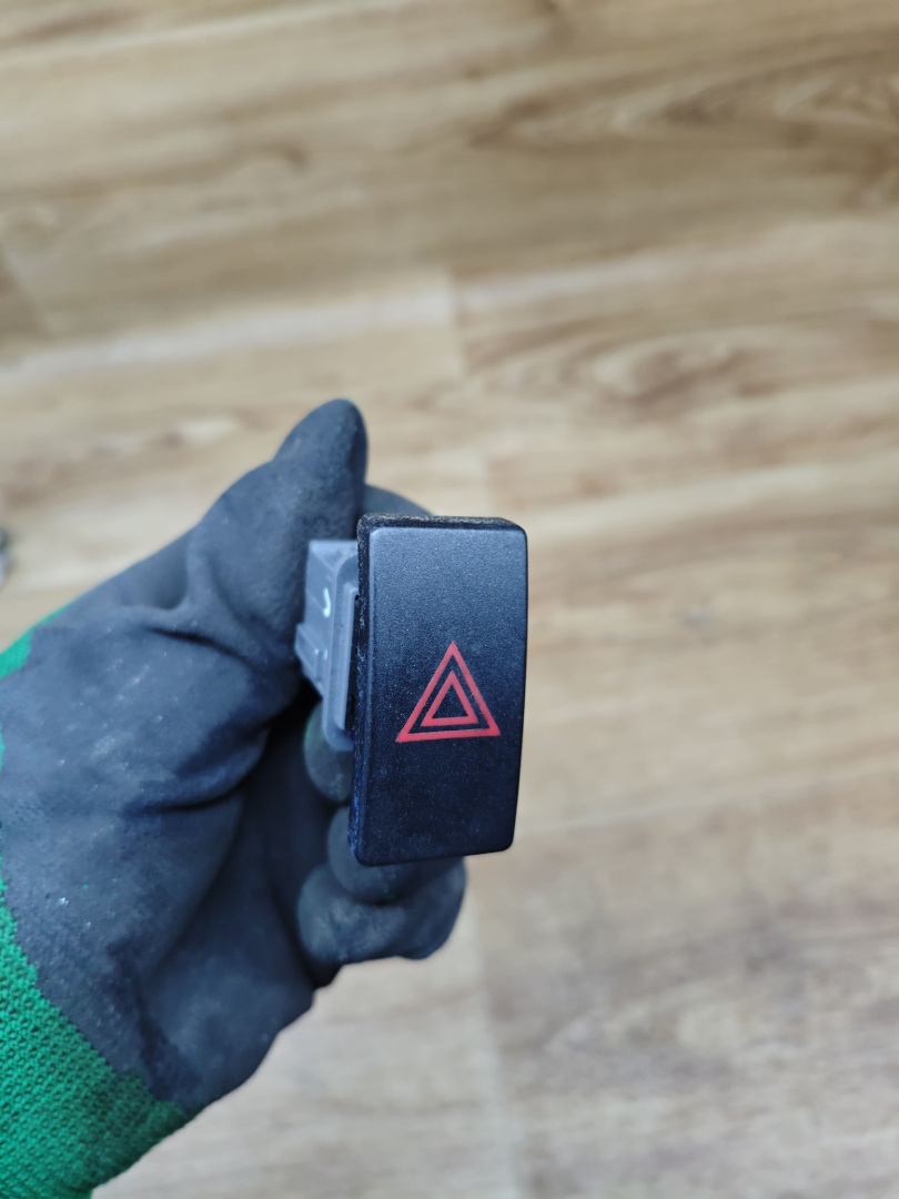 кнопка аварийной сигнализации Toyota Avensis 3 поколение (T270) 2010, 2.0 л., 1AD-FTV, дизель, МКПП, седан - фото №1