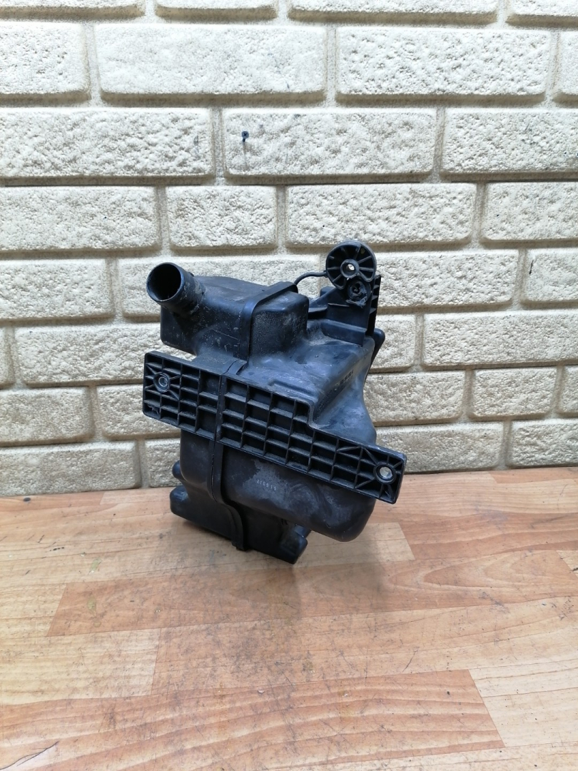 бачок омывателя Skoda Rapid 1 поколение 2015, 1.6 л., CWVA, бензин, МКПП, лифтбэк, 6R0955453G - фото №1