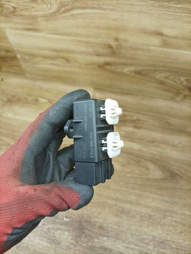 кнопка обогрева сидений Skoda Rapid 1 поколение 2015, 1.6 л., CWVA, бензин, МКПП, лифтбэк, 6RO959772E - фото №1