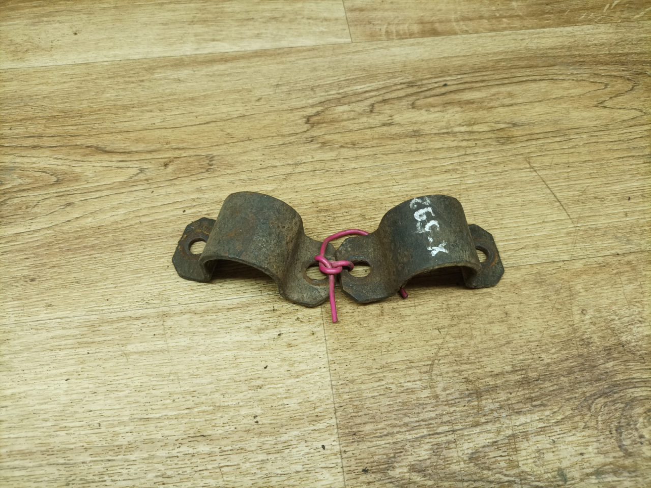 крепление стабилизатора / втулки стабилизатора SsangYong Musso 1 поколение 1998, 2.9 л., MB-OM 662, дизель, МКПП, внедорожник 5 дв. - фото №1