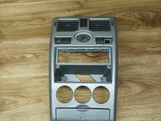 консоль салона Lada Priora 1 поколение [рестайлинг] (2013 - 2018), 1.6 л., бензин, МКПП, хетчбэк 5 дв.