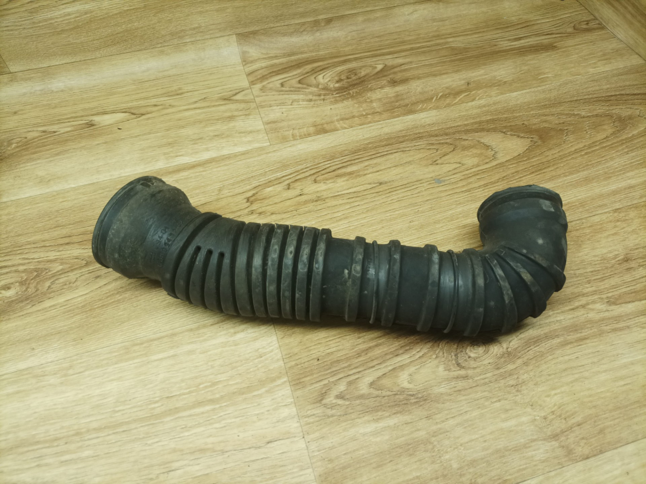 патрубок воздушного фильтра Mercedes-Benz Vito W638 1998, 2.3 л., дизель, МКПП, микроавтобус, 6380940482, 6380941282 - фото №1