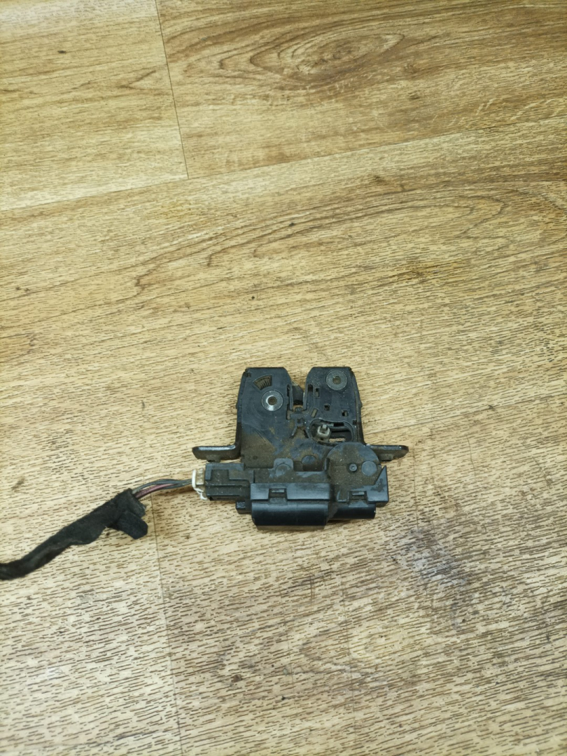 замок багажника Renault Twingo 2 поколение 2009, 1.5 л., дизель, МКПП, хетчбэк 3 дв., 8200747429B - фото №1