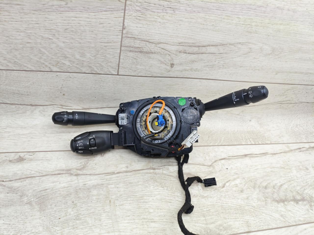 переключатель подрулевой (стрекоза) Peugeot 308 T9 2015, 1.6 л., дизель, МКПП, универсал, 98072689ZD - фото №1