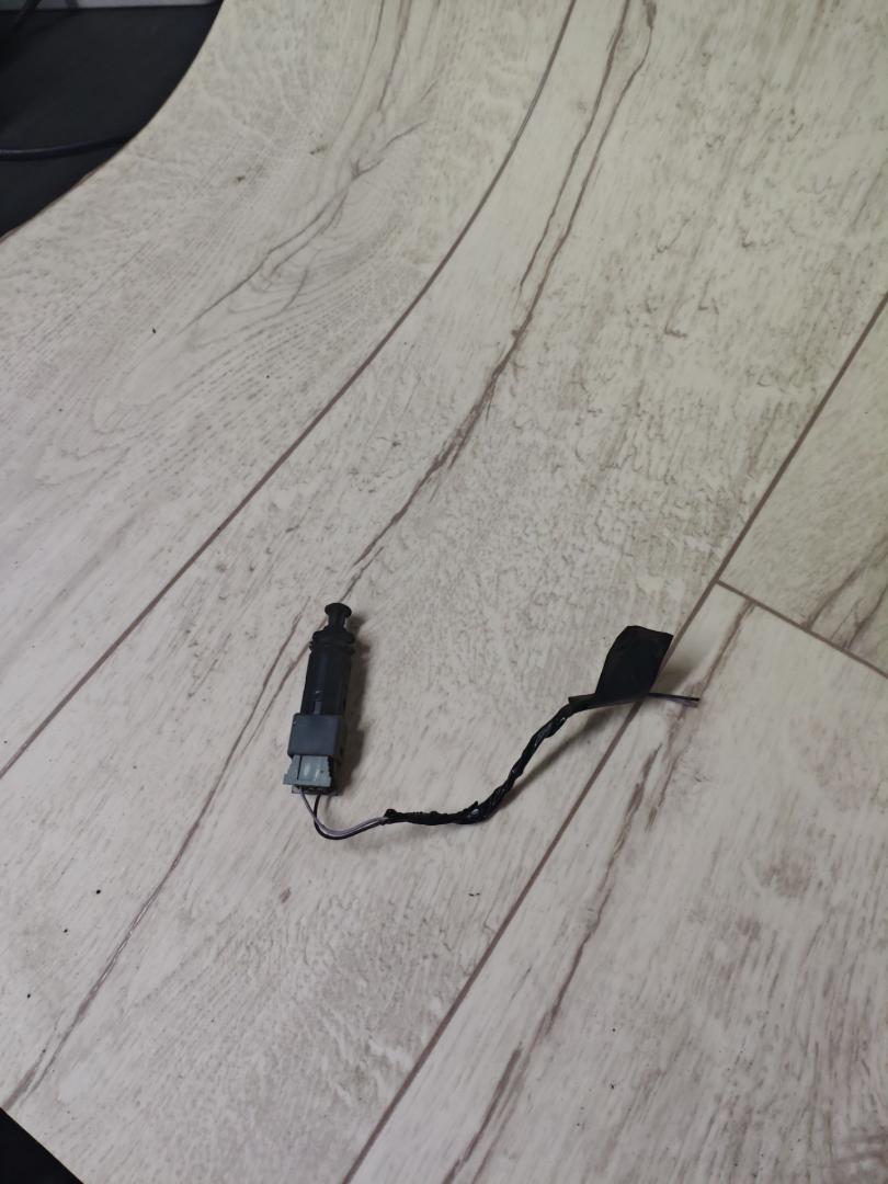 датчик педали сцепления Renault Laguna 2 поколение 2002, 1.8 л., бензин, МКПП, хетчбэк 5 дв., 110894 - фото №1