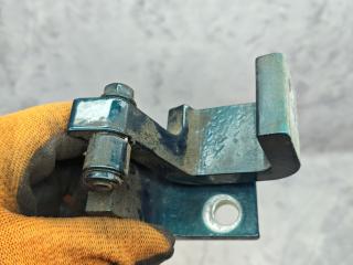 петля двери Volkswagen Multivan T5 (2003 - 2009), 2.5 л., AXE, дизель, МКПП, микроавтобус, полный привод, 7H0831401B