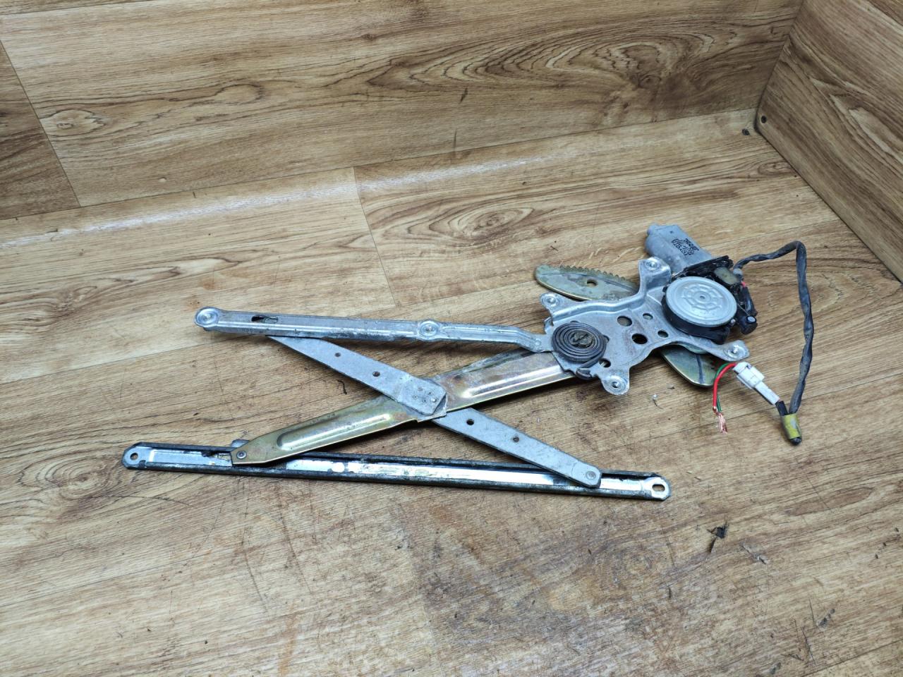 стеклоподъемник электрический задний левый Toyota Picnic 1 поколение XM10 2000, 2.2 л., дизель, МКПП, минивэн - фото №1