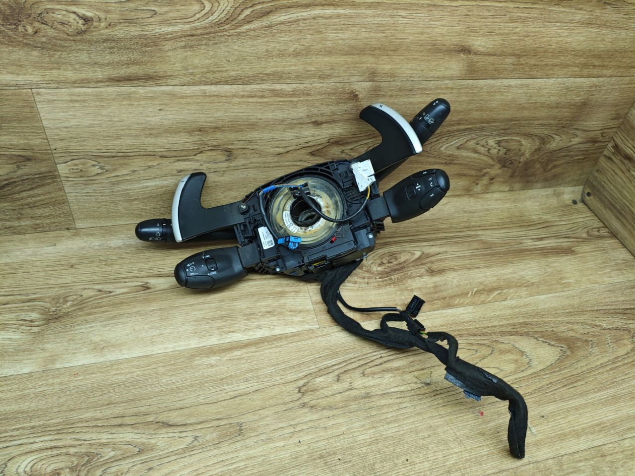 переключатель подрулевой (стрекоза) Peugeot 3008 1 поколение 2010, 1.6 л., 9HR (DV6C), дизель, робот, внедорожник 5 дв., 96667320XT, 96667245XT - фото №1