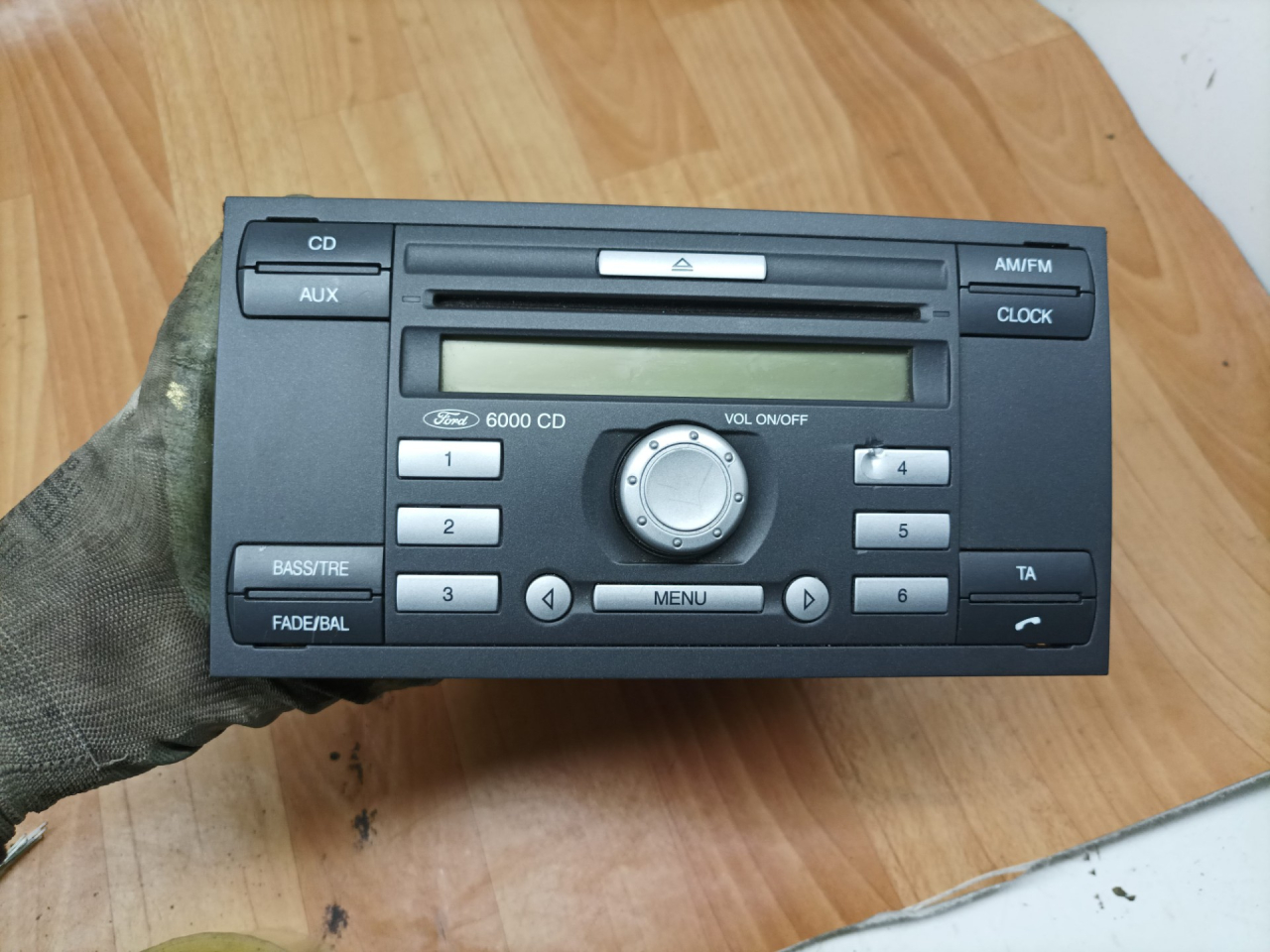 магнитола Ford Focus 2 поколение 2006, 1.6 л., G8DB, дизель, МКПП, универсал, 6S6118C815AG - фото №1